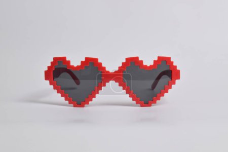 Foto de Gafas de píxel de amor rojo sobre fondo blanco. Para un cumpleaños, fiesta disco, carnaval, festival - Imagen libre de derechos