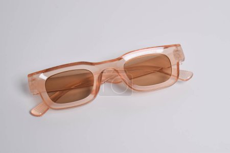 Foto de Elegantes gafas de sol vintage sobre fondo blanco - Imagen libre de derechos