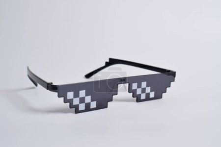 Foto de Gafas salvavidas Thug aisladas sobre fondo blanco. Gafas de arte Pixel - Imagen libre de derechos