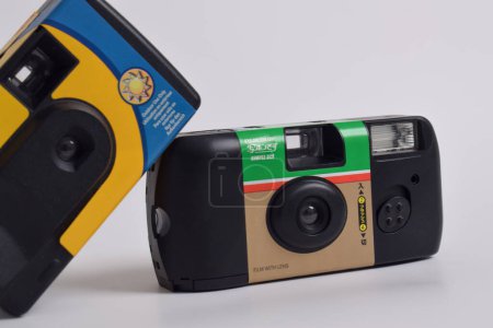 Téléchargez les photos : Pasuruan - 20 février 2024 : Caméra à Film Jetable Fujifilm et Kodak isolés sur fond blanc - en image libre de droit