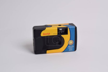 Téléchargez les photos : Pasuruan - 20 Février 2024 : Caméra à Film Jetable Kodak isolé sur fond blanc - en image libre de droit