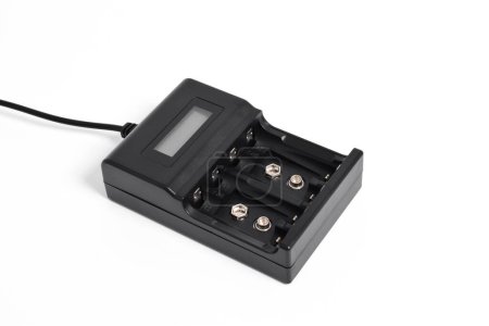 Cargador de batería recargable negro para pilas AA, AAA y PP3 aisladas sobre fondo blanco