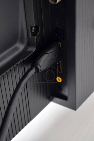 Foto de Cable hdmi protegido conectado al monitor. El cable HDMI está conectado al televisor - Imagen libre de derechos