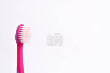 Foto de Primer plano de los coloridos cepillos de dientes para niños sobre un fondo aislado - Imagen libre de derechos