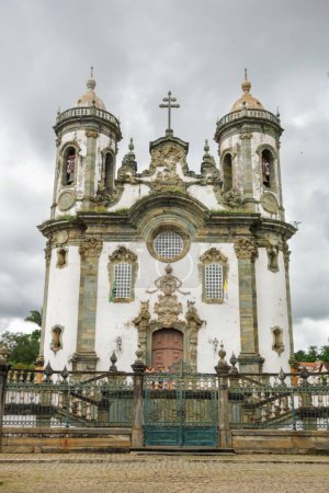 Téléchargez les photos : Facade of historic catholic church of Sao Francisco de Assis, in Sao Joao del Rei, MG, Brazil. - en image libre de droit