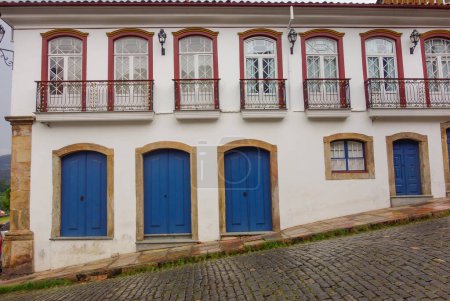 Foto de Colored facade and porches of ancient buildings in Ouro Preto, Minas Gerais, Brazil. - Imagen libre de derechos