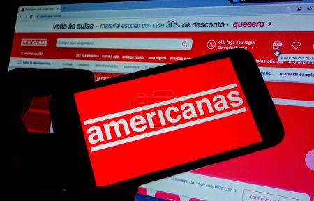 Foto de Sao Paulo, Brazil - 01.23.2023: smartphone with logo of Lojas Americanas, a large Brazilian retail chain, which filed for judicial protection for accounting fraud. - Imagen libre de derechos