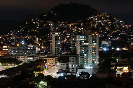 Téléchargez les photos : Communauté de logement sur la colline à Vitoria, Espirito Santo, Brésil. Vue de nuit. - en image libre de droit