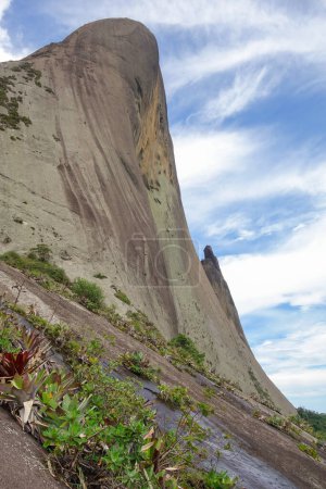 Foto de Enorme formación rocosa Pedra Azul, en Domingos Martins, estado de Espirito Santo, Brasil. - Imagen libre de derechos