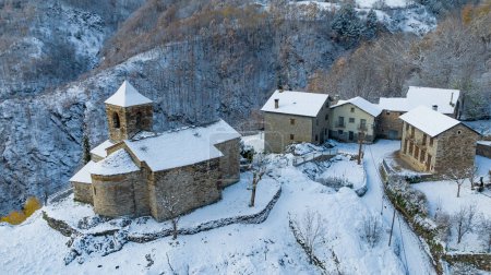 Téléchargez les photos : Aerial view of the romanesque church of a snowy town in the pyrenees. High quality photo - en image libre de droit