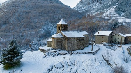 Foto de Aerial view of the romanesque church of a snowy town in the pyrenees. High quality photo - Imagen libre de derechos
