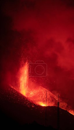 Téléchargez les photos : Erupting volcano on the island of La Palma, Canary Islands, Spain. High quality photo - en image libre de droit