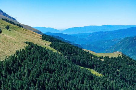 Téléchargez les photos : Pyrenees mountains landscape in spring. High quality photo - en image libre de droit