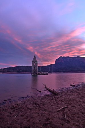 Téléchargez les photos : Église romane en vue dans un marais au coucher du soleil. Photo de haute qualité - en image libre de droit