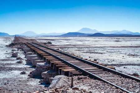 Téléchargez les photos : Cimetière de train dans l'altiplano bolivien. Photo de haute qualité - en image libre de droit