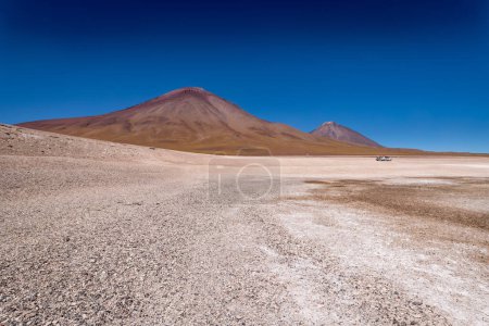 Téléchargez les photos : Paysage volcanique dans l'altiplano bolivien. Photo de haute qualité - en image libre de droit
