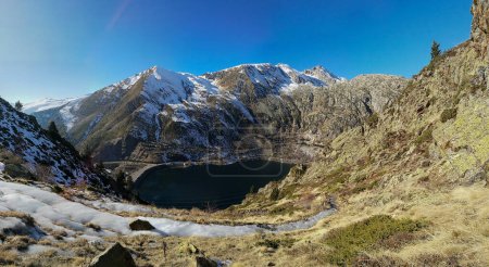 Téléchargez les photos : Paysage montagneux des Pyrénées au printemps. Photo de haute qualité - en image libre de droit
