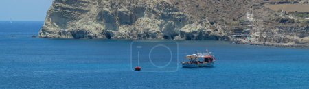 Foto de Vista desde el mar de la playa blanca de Santorini. Foto de alta calidad - Imagen libre de derechos