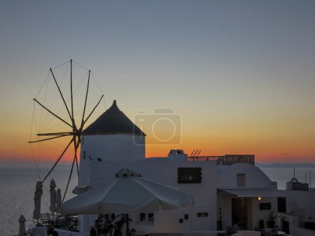 Téléchargez les photos : Vue sur le village d'Oia à Santorin, au coucher du soleil. Photo de haute qualité - en image libre de droit