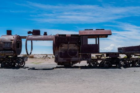 Téléchargez les photos : Cimetière de train dans l'altiplano bolivien. Photo de haute qualité - en image libre de droit