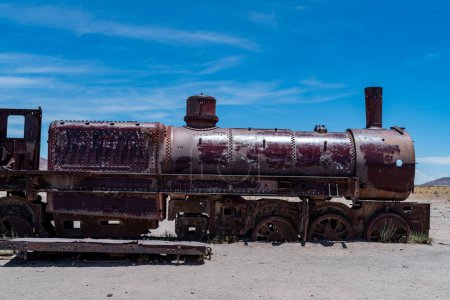 Foto de Cementerio de trenes en el altiplano boliviano. Foto de alta calidad - Imagen libre de derechos