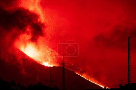 Téléchargez les photos : Erupting volcano on the island of La Palma, Canary Islands, Spain. High quality photo - en image libre de droit