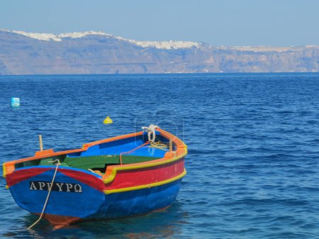 Téléchargez les photos : Bateau de pêche ofishing bateau sur une île méditerranéenne dans une île méditerranéenne. Photo de haute qualité - en image libre de droit