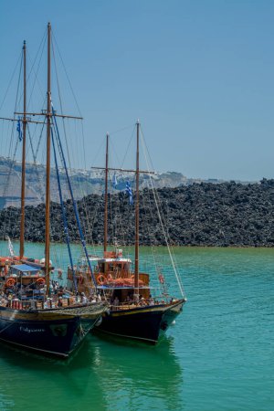 Téléchargez les photos : Bateau de pêche ofishing bateau sur une île méditerranéenne dans une île méditerranéenne. Photo de haute qualité - en image libre de droit