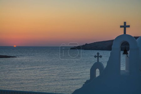 Téléchargez les photos : Église orthodoxe à Mykonos au lever du soleil. Photo de haute qualité - en image libre de droit