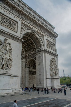 Téléchargez les photos : Gros plan de l'Arc de Triomphe à Paris. Photo de haute qualité - en image libre de droit