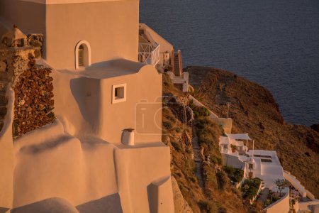 Foto de Vistas del pueblo de Oia en Santorini, al atardecer. Foto de alta calidad - Imagen libre de derechos