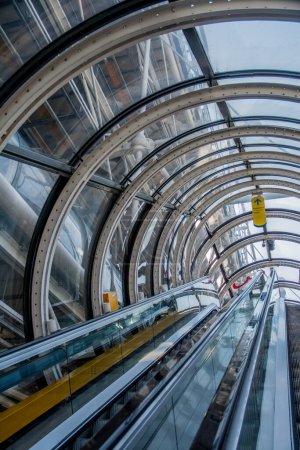 Téléchargez les photos : Escaliers roulants au Centre Pompidou à Paris. Photo de haute qualité - en image libre de droit