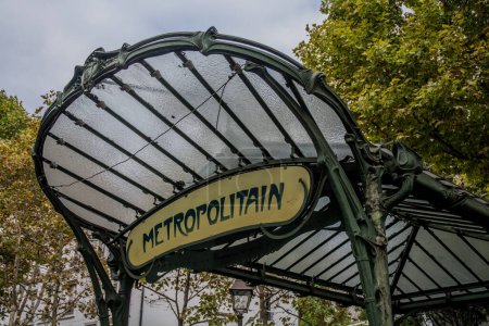 Téléchargez les photos : Image typique du métro parisien. Photo de haute qualité - en image libre de droit