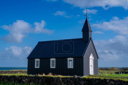 Téléchargez les photos : Budakirkja église noire en Islande. Photo de haute qualité - en image libre de droit