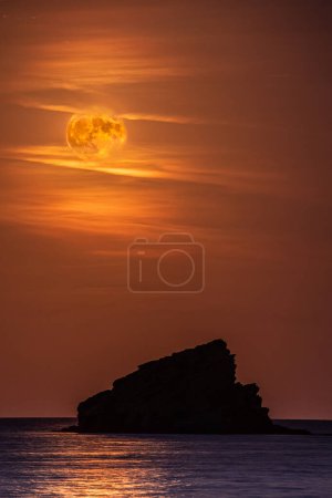 Téléchargez les photos : Pleine lune sur un rocher à Cadaques, Costa Brava. Photo de haute qualité - en image libre de droit