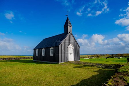 Téléchargez les photos : Budakirkja église noire en Islande. Photo de haute qualité - en image libre de droit