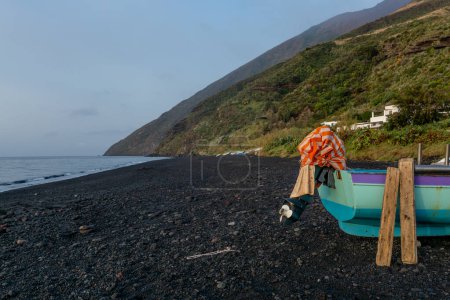 Foto de Barco de pesca en el paisaje volcánico en la isla de Stromboli. Foto de alta calidad - Imagen libre de derechos