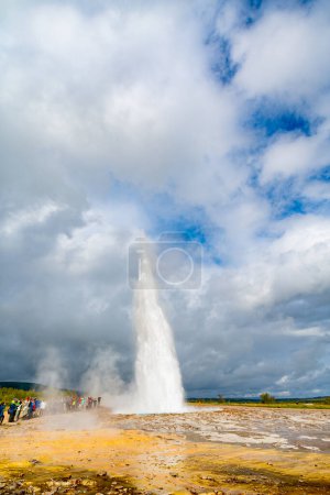 Téléchargez les photos : Geyser spectaculaire en action en Islande. Photo de haute qualité - en image libre de droit