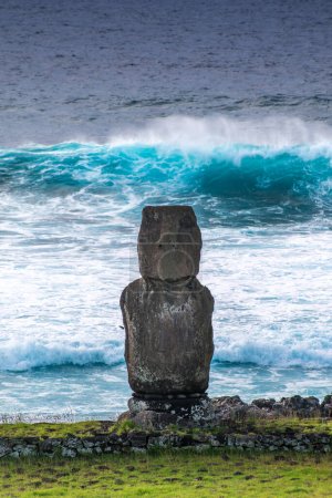 Foto de Moais en frente del océano en Tahai, Rapa Nui, Isla de Pascua. Foto de alta calidad - Imagen libre de derechos