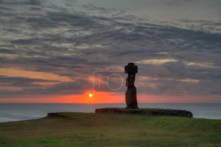 moais à Tahai au coucher du soleil, Rapa Nui, île de Pâques. Photo de haute qualité