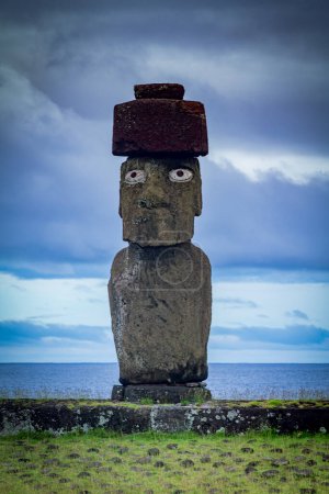 Téléchargez les photos : Moais à Tahai au coucher du soleil, Rapa Nui, île de Pâques. Photo de haute qualité - en image libre de droit