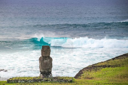 moais devant l'océan à Tahai, Rapa Nui, île de Pâques. Photo de haute qualité