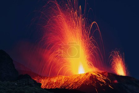 Ausbruch des Vulkans auf der Insel Stromboli. Hochwertiges Foto