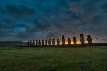 Foto de Moais en Tongariki al amanecer, Rapa Nui, Isla de Pascua. Foto de alta calidad - Imagen libre de derechos