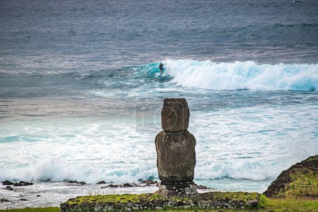 Téléchargez les photos : Moais devant l'océan à Tahai, Rapa Nui, île de Pâques. Photo de haute qualité - en image libre de droit