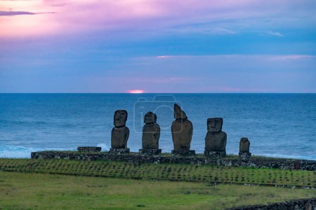 Téléchargez les photos : Moais à Tahai au coucher du soleil, Rapa Nui, île de Pâques. Photo de haute qualité - en image libre de droit