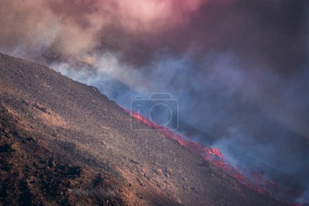 Foto de Erupting volcano on the island of La Palma, Canary Islands, Spain. High quality photo - Imagen libre de derechos