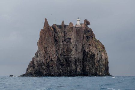 Téléchargez les photos : Paysage volcanique sur l'île de Stromboli. Photo de haute qualité - en image libre de droit