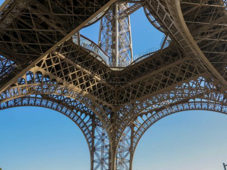Foto de Estructura metálica de la torre Eiffel. Foto de alta calidad - Imagen libre de derechos