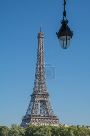 Foto de Vista de la torre Eiffel caminando por París. Foto de alta calidad - Imagen libre de derechos